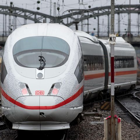 Der Sonderzug der Deutschen Bahn aus Berlin fährt in den Münchner Hauptbahnhof ein. Die drei täglichen Sprinter-Züge verkürzen die Fahrzeit auf der strecke von 6 auf 4 Stunden.