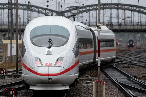 Der Sonderzug der Deutschen Bahn aus Berlin fährt in den Münchner Hauptbahnhof ein. Die drei täglichen Sprinter-Züge verkürzen die Fahrzeit auf der strecke von 6 auf 4 Stunden.