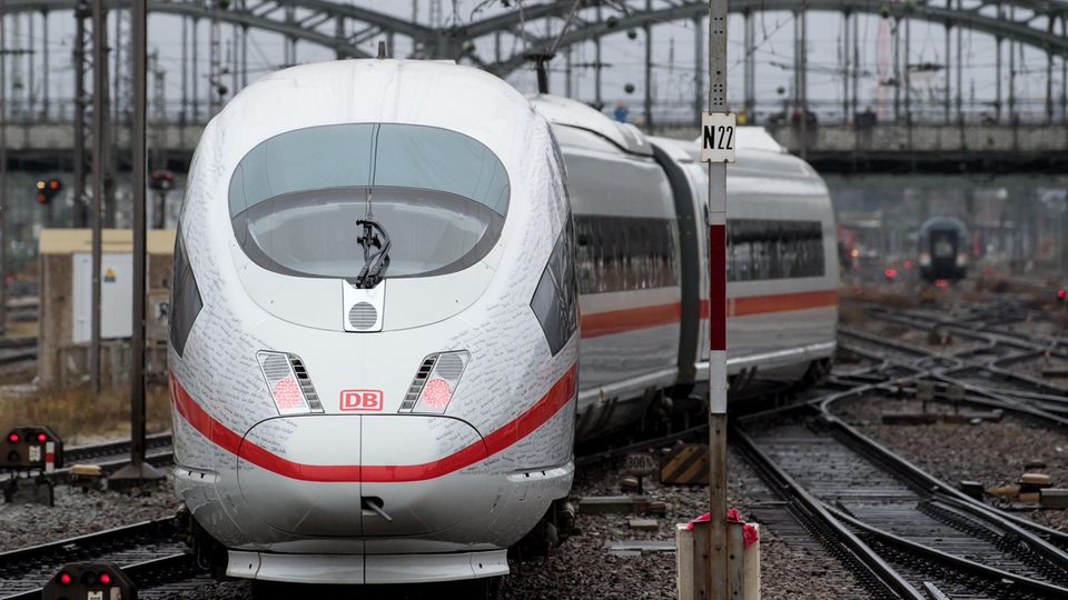 Der Sonderzug der Deutschen Bahn aus Berlin fährt in den Münchner Hauptbahnhof ein. Die drei täglichen Sprinter-Züge verkürzen die Fahrzeit auf der strecke von 6 auf 4 Stunden.