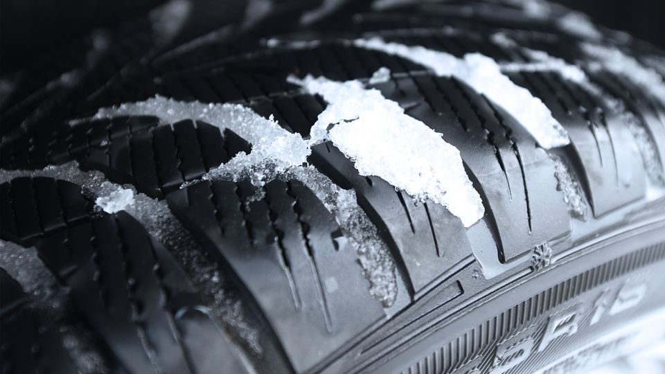 Sommerreifen im Winter? Diese Strafen drohen Autofahrern