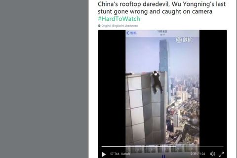 China: Der Rooftopper Wu Yongning hängt an der fassade des Huayuan International Centres in Changsha