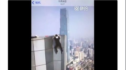 China: Der Rooftopper Wu Yongning hängt an der fassade des Huayuan International Centres in Changsha