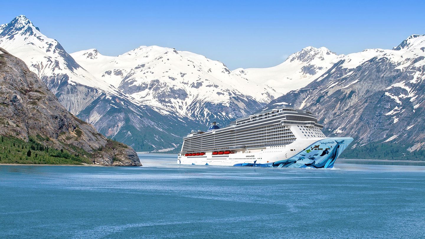 Schiffstaufen 2018: "Norwegian Bliss" von Norwegian Cruise Line Auf der Meyer Werft an der Ems erhält gerade das 13. Kreuzfahrtschiff der Norwegian Cruise Line den letzten Schliff. Highlight des später in Alaska fahrenden Schiffes werden unter anderem eine zweistöckige Kart-Bahn, ein Hochseilgarten und mehrere Wasserrutschen sein. Daten: 324 Meter Länge, 167.800 BRZ, 4200 Passagiere, www.ncl.com "Norwegian Bliss" von Norwegian Cruise Line Auf der Meyer Werft an der Ems erhält gerade das 13. Kreuzfahrtschiff der Norwegian Cruise Line den letzten Schliff. Highlight des später in Alaska fahrenden Schiffes werden unter anderem eine zweistöckige Kart-Bahn, ein Hochseilgarten und mehrere Wasserrutschen sein. Daten: 324 Meter Länge, 167.800 BRZ, 4200 Passagiere, www.ncl.com