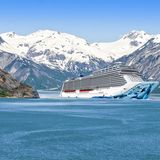 "Norwegian Bliss" von Norwegian Cruise Line  Auf der Meyer Werft an der Ems erhält gerade das 13. Kreuzfahrtschiff der Norwegian Cruise Line den letzten Schliff. Highlight des später in Alaska fahrenden Schiffes werden unter anderem eine zweistöckige Kart-Bahn, ein Hochseilgarten und mehrere Wasserrutschen sein.  Daten: 324 Meter Länge, 167.800 BRZ, 4200 Passagiere, www.ncl.com