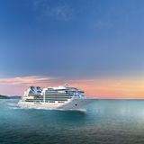 "Seabourn Ovation" von Seabourn Cruise Line  Klein und fein: Die neue Megayacht hat nur 302 Kabinen und soll Anfang Mai 2018 auf Jungfernfahrt gehen. Das Luxusschiff verspricht Seereisen auf höchstem Niveau und steuert auch kleine Häfen im Mittelmeer und später auch in der Ostsee an.  Daten: 210 Meter Länge, 40.300 BRZ, 604 Passagiere, https://de.seabourn.com