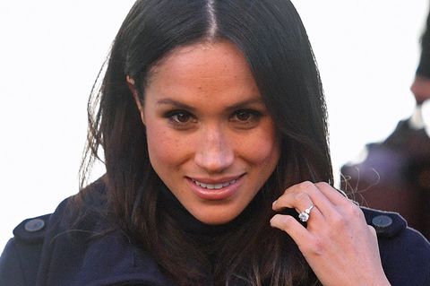 Meghan Markle streift sich die Haare aus dem Gesicht