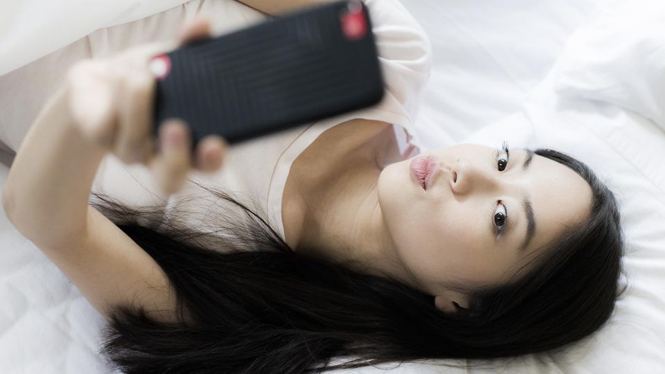 Instagram: Eine junge Frau macht ein Selfie