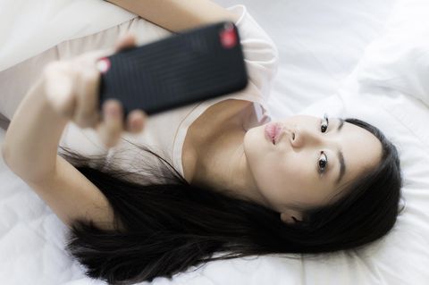 Instagram: Eine junge Frau macht ein Selfie