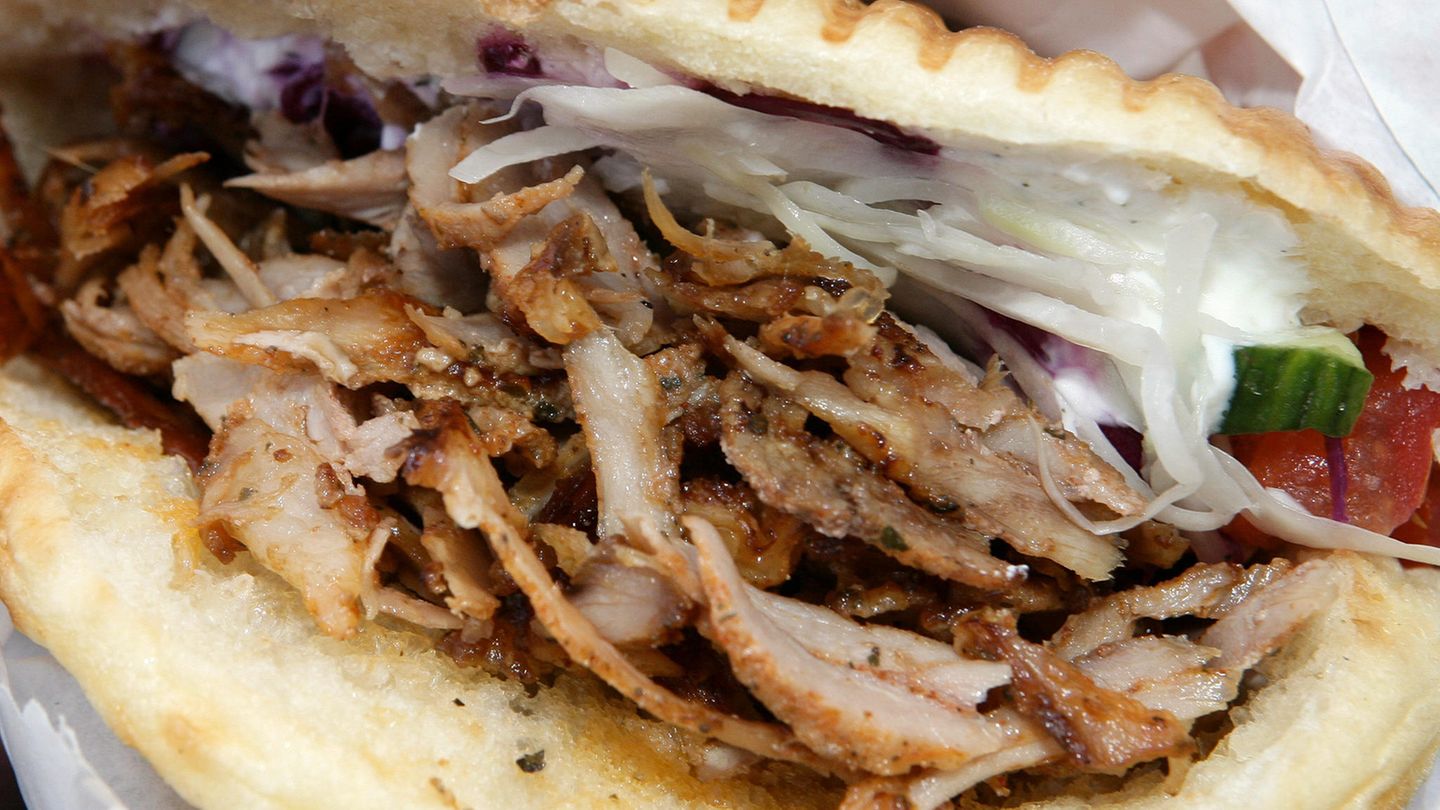 Ein Döner-Kebap im Brot mit Gemüse