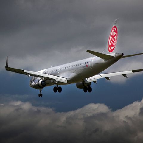 Niki Lauda und ein Flugzeug der Airline Niki