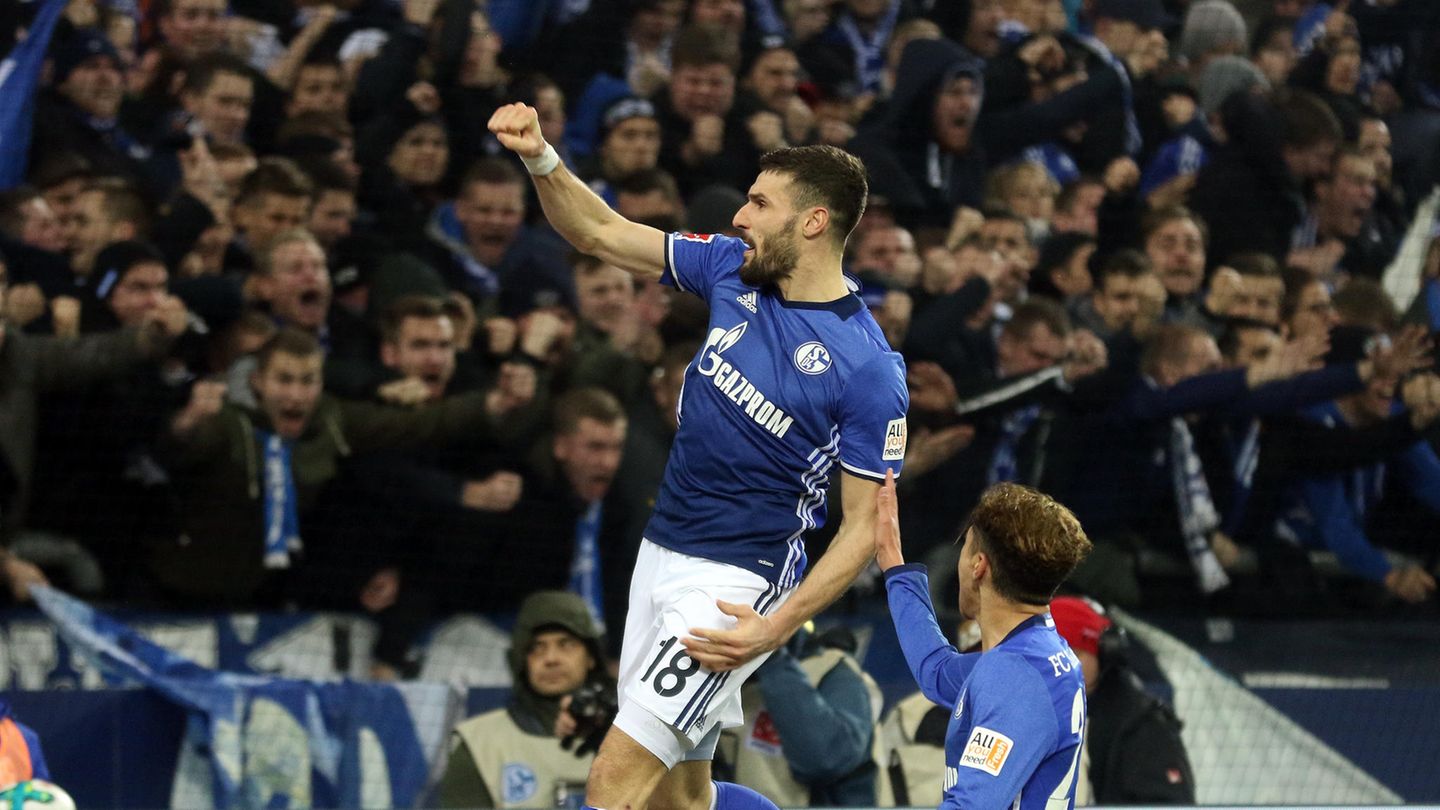aniel Caligiuri von Schalke 04 bejubelt ein Tor in der Fußball-Bundesliga