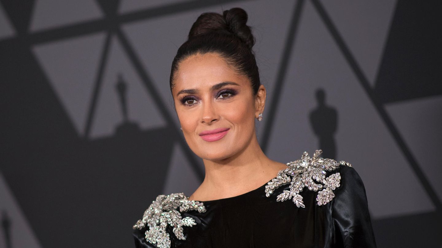 Salma Hayek Schauspielerin Beschreibt Jahrelange Belästigung Durch Harvey Weinstein Sternde