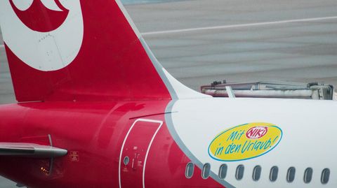 Heck eines Air Berlin-Flugzeug mit Aufdruck der Tochter-Airline Niki