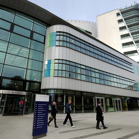 Ein britischer Chirurg hat bei Eingriffen im Queen-Elizabeth-Krankenhaus in Birmingham (Foto) seine Initialen mit einem sogenannten Argon-Laser in Lebern eingraviert 