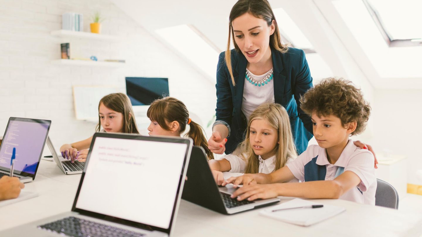 Für das Finanzamt zählt auch eine Lehrerin zu den Top-Verdienern, für die der Spitzensteuersatz fällig wird.