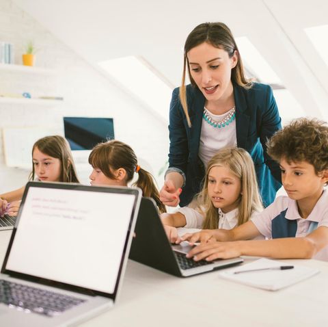 Für das Finanzamt zählt auch eine Lehrerin zu den Top-Verdienern, für die der Spitzensteuersatz fällig wird.