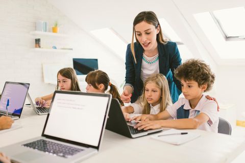 Für das Finanzamt zählt auch eine Lehrerin zu den Top-Verdienern, für die der Spitzensteuersatz fällig wird.