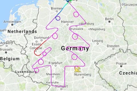 Festlicher Gruß: A380 malt gigantischen Weihnachtsbaum in Deutschlands Himmel
