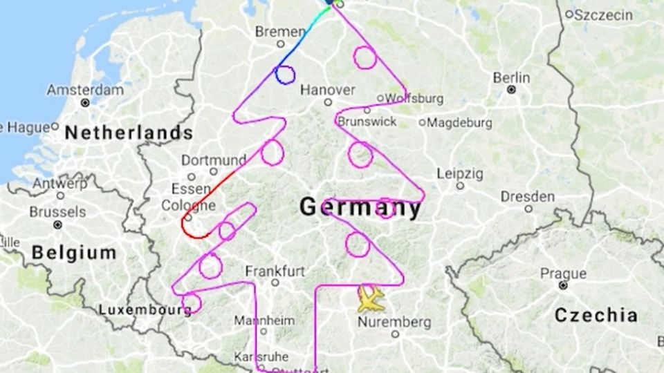 Festlicher Gruß: A380 malt gigantischen Weihnachtsbaum in Deutschlands Himmel