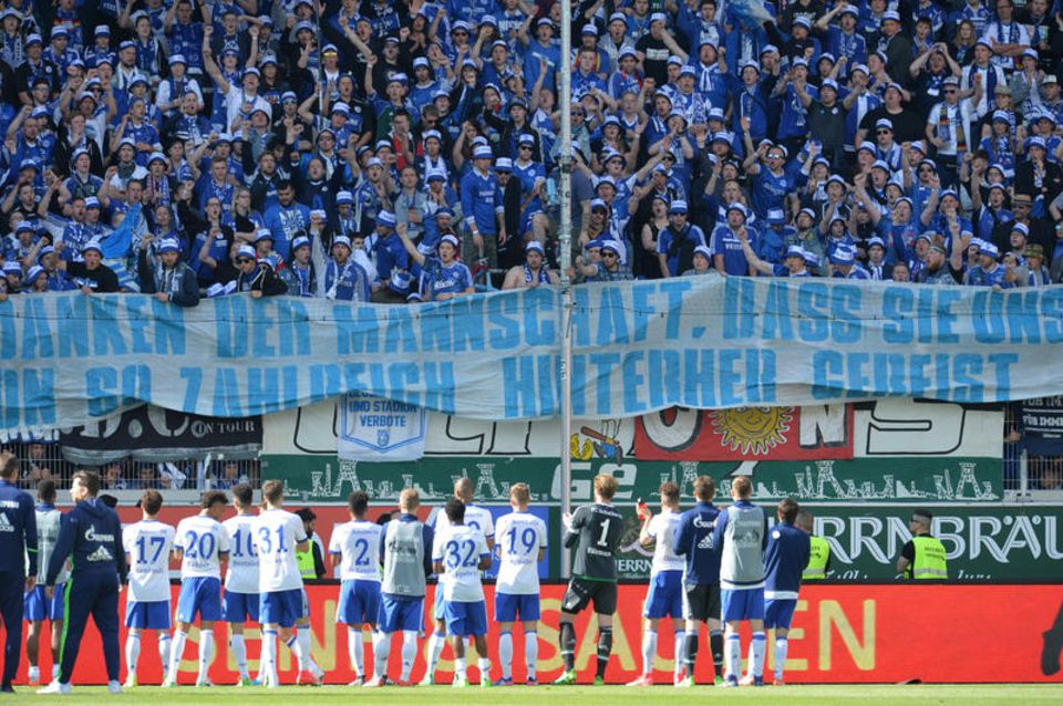 Abschiedsgruß der Schalker Fans an die Spieler nach der Partie am 20. Mai in Ingolstadt Abschiedsgruß der Schalker Fans an die Spieler nach der Partie am 20. Mai in Ingolstadt
