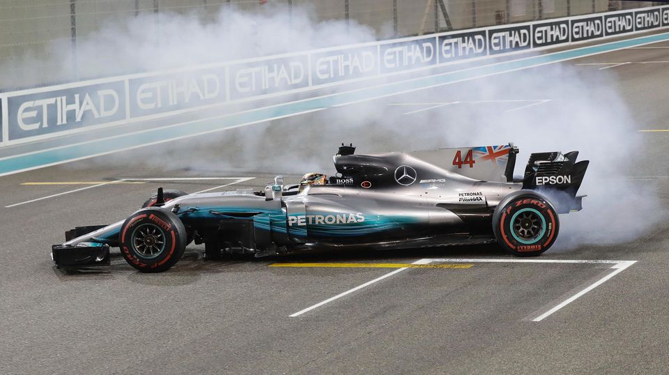 Lewis Hamilton und sein Mercedes feiern nach dem Rennen Ende November in Abu Dhabi ihren WM-Sieg Lewis Hamilton und sein Mercedes feiern nach dem Rennen Ende November in Abu Dhabi ihren WM-Sieg
