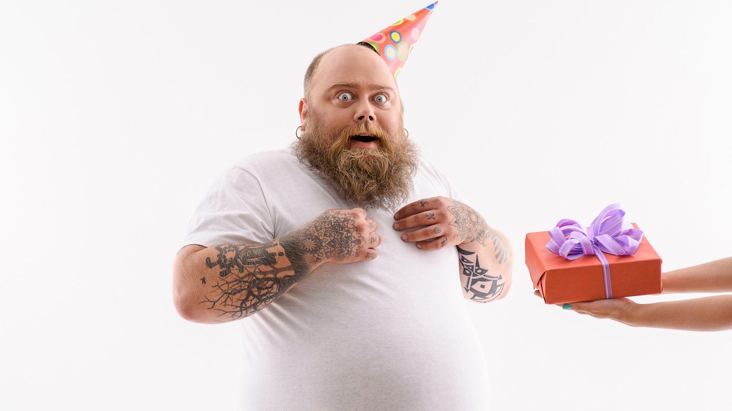 Mann bekommt Geschenk