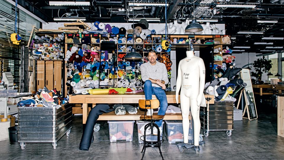 Der Boss im Lab: Auf dem Campus in Herzogenaurach hat Adidas einen Nähraum für die Kreativen eingerichtet – in dem sich auch Rorsted wohlzufühlen scheint
