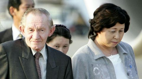 Charles Jenkins und seine Ehefrau Hitomi Soga 2004 in Tokio, nach fast vierzig Jahren in Nordkorea