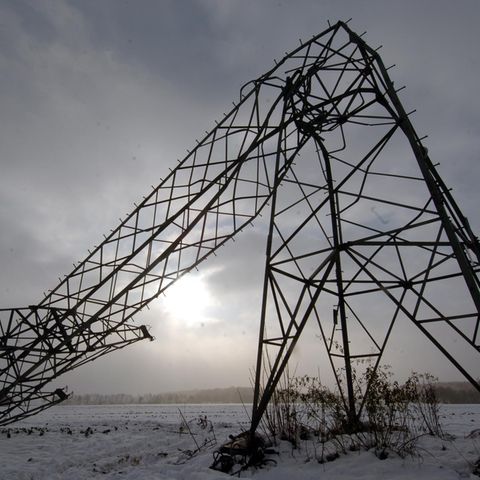 Umgeknickte Strommasten im Münsterland führten zu Stromausfall