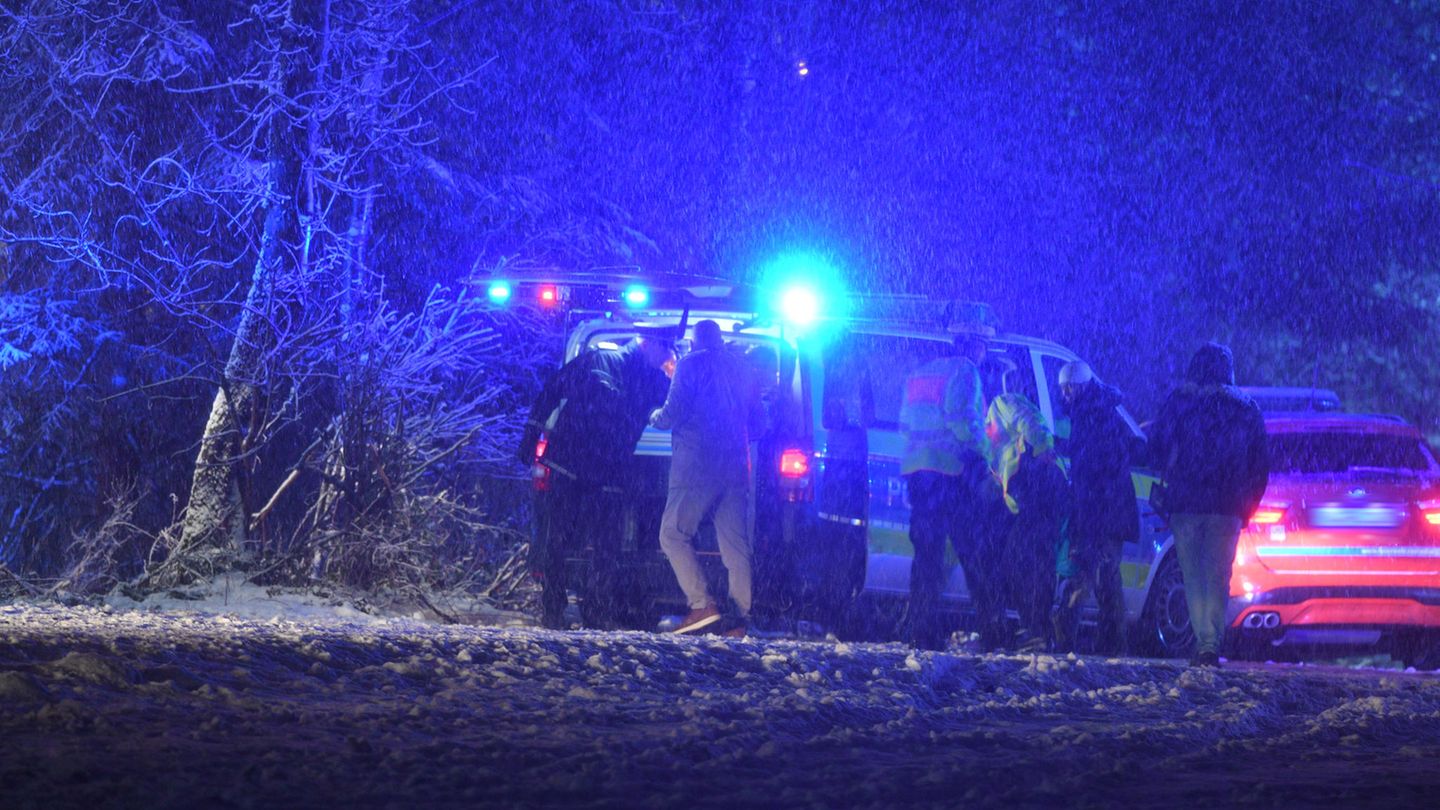 Die Absturzstelle in Baden-Württemberg: Die Bergung ist wegen Schnee schwierig, drei Menschen verloren bei dem Unglück ihr Leben