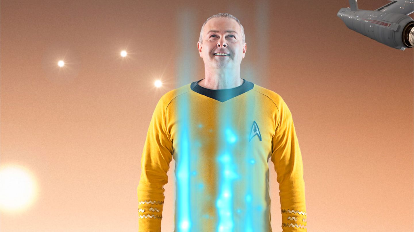 Star Trek Professor Hubert Zitt im gelben Classic Star Trek Shirt wird gebeamt