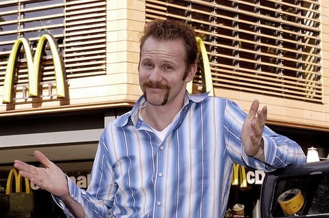 Morgan Spurlock steht vor dem McDonald's-Logo