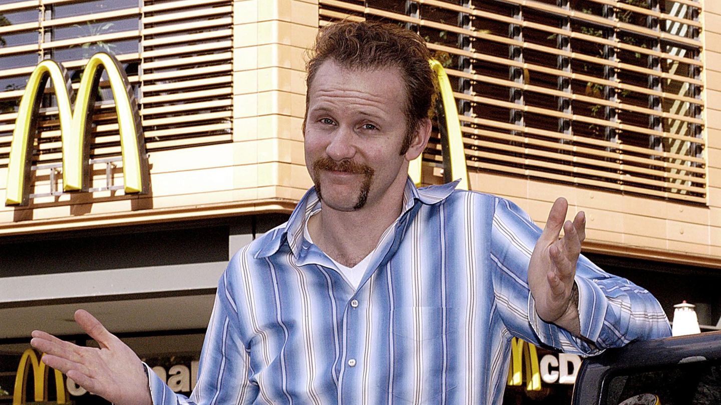 Morgan Spurlock steht vor dem McDonald's-Logo
