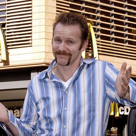 Morgan Spurlock steht vor dem McDonald's-Logo