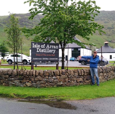 Vor den Toren der Isle of Arran Destillery.