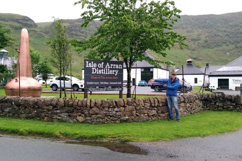Vor den Toren der Isle of Arran Destillery.