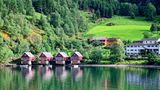 Norwegen: Flåm  Eingebettet zwischen den dichten Wäldern der Berge, die bis zum Himmel reichen, liegt das Örtchen Flåm am Ende des Aurlandsfjords. In dem Nebenarm des Sognefjord beginnt die spektakuläre Eisenbahnfahrt über 20 Kilometer bis nach Kjosfossen.  Infos: www.visitnorway.de/reiseziele/fjord-norwegen/die-region-sognefjord/flam