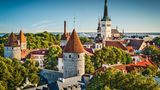 Estland: Tallinn  Wer gut zu Fuß ist, kann die Altstadt von Tallinn mit ihren engen Gassen und dem Kopfsteinpflaster vom Schiff aus erlaufen. Neben dem Fährhafen wurden zwei schmale in die Bucht ragende Kais für Kreuzfahrtschiffe errichtet. Eine Bank oder Wechselstube müssen nicht aufgesucht werden, denn in Estland wird mit dem Euro bezahlt.  Infos: www.portoftallinn.com/cruise
