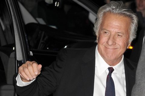 Dustin Hoffman in Anzug und mit Krawatte