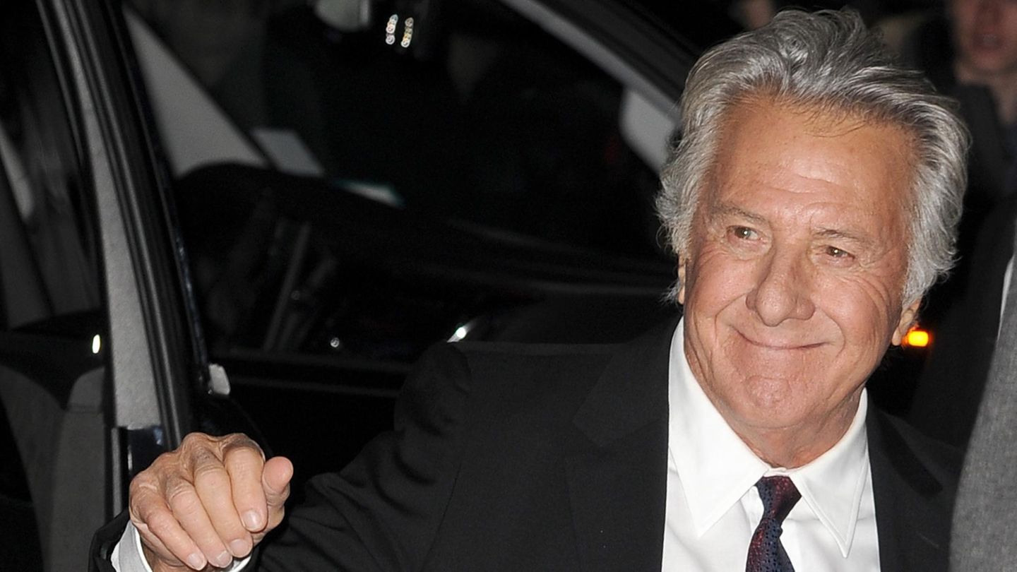 Dustin Hoffman in Anzug und mit Krawatte