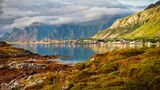 Lofoten  Die Inselgruppe vor der norwegischen Westküste zwischen Bodø und Tromsø ist schon seit 6000 Jahren bewohnt. Das Wikingermuseum erzählt die Geschichte der 80 Inseln und ihrer einst kriegerischen Bewohner. Neben den Schiffen der Hurtigruten legen auch Kreuzfahrtschiffe in Leknes auf der Insel Vestvågøy an.  Infos: https://lofoten.info