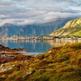 Lofoten  Die Inselgruppe vor der norwegischen Westküste zwischen Bodø und Tromsø ist schon seit 6000 Jahren bewohnt. Das Wikingermuseum erzählt die Geschichte der 80 Inseln und ihrer einst kriegerischen Bewohner. Neben den Schiffen der Hurtigruten legen auch Kreuzfahrtschiffe in Leknes auf der Insel Vestvågøy an.  Infos: https://lofoten.info