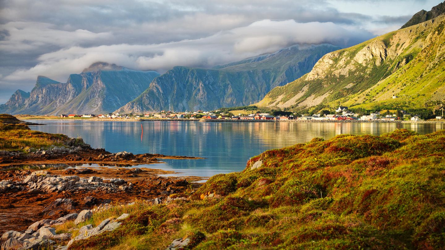 Sensationelle Aussichten: Lofoten Die Inselgruppe vor der norwegischen Westküste zwischen Bodø und Tromsø ist schon seit 6000 Jahren bewohnt. Das Wikingermuseum erzählt die Geschichte der 80 Inseln und ihrer einst kriegerischen Bewohner. Neben den Schiffen der Hurtigruten legen auch Kreuzfahrtschiffe in Leknes auf der Insel Vestvågøy an. Infos: https://lofoten.info Lofoten Die Inselgruppe vor der norwegischen Westküste zwischen Bodø und Tromsø ist schon seit 6000 Jahren bewohnt. Das Wikingermuseum erzählt die Geschichte der 80 Inseln und ihrer einst kriegerischen Bewohner. Neben den Schiffen der Hurtigruten legen auch Kreuzfahrtschiffe in Leknes auf der Insel Vestvågøy an. Infos: https://lofoten.info