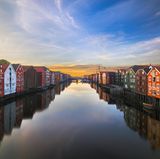 Trondheim  An der Mündung des Flusses Nidelv liegt in Mittelnorwegen die seit dem Mittelalter bekannte Handelsstadt. Heute gilt sie wegen ihrer vielen Restaurants, Kaffeehäuser und Food-Festivals als kulinarische Hochburg des Landes.  Infos: https://trondheim.com