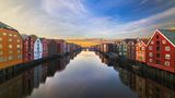 Trondheim  An der Mündung des Flusses Nidelv liegt in Mittelnorwegen die seit dem Mittelalter bekannte Handelsstadt. Heute gilt sie wegen ihrer vielen Restaurants, Kaffeehäuser und Food-Festivals als kulinarische Hochburg des Landes.  Infos: https://trondheim.com