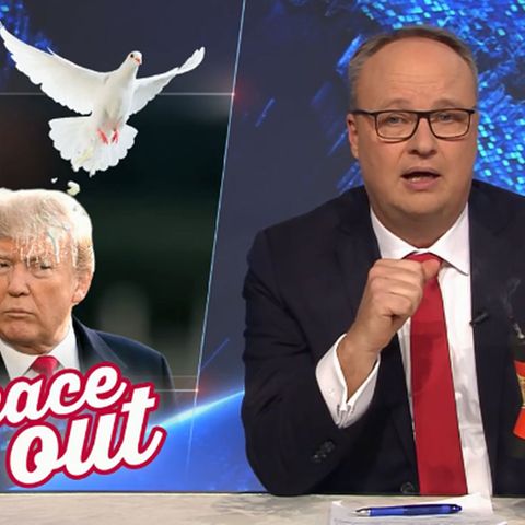 Oliver Welke verleiht Donald Trump den Goldenen Vollpfosten