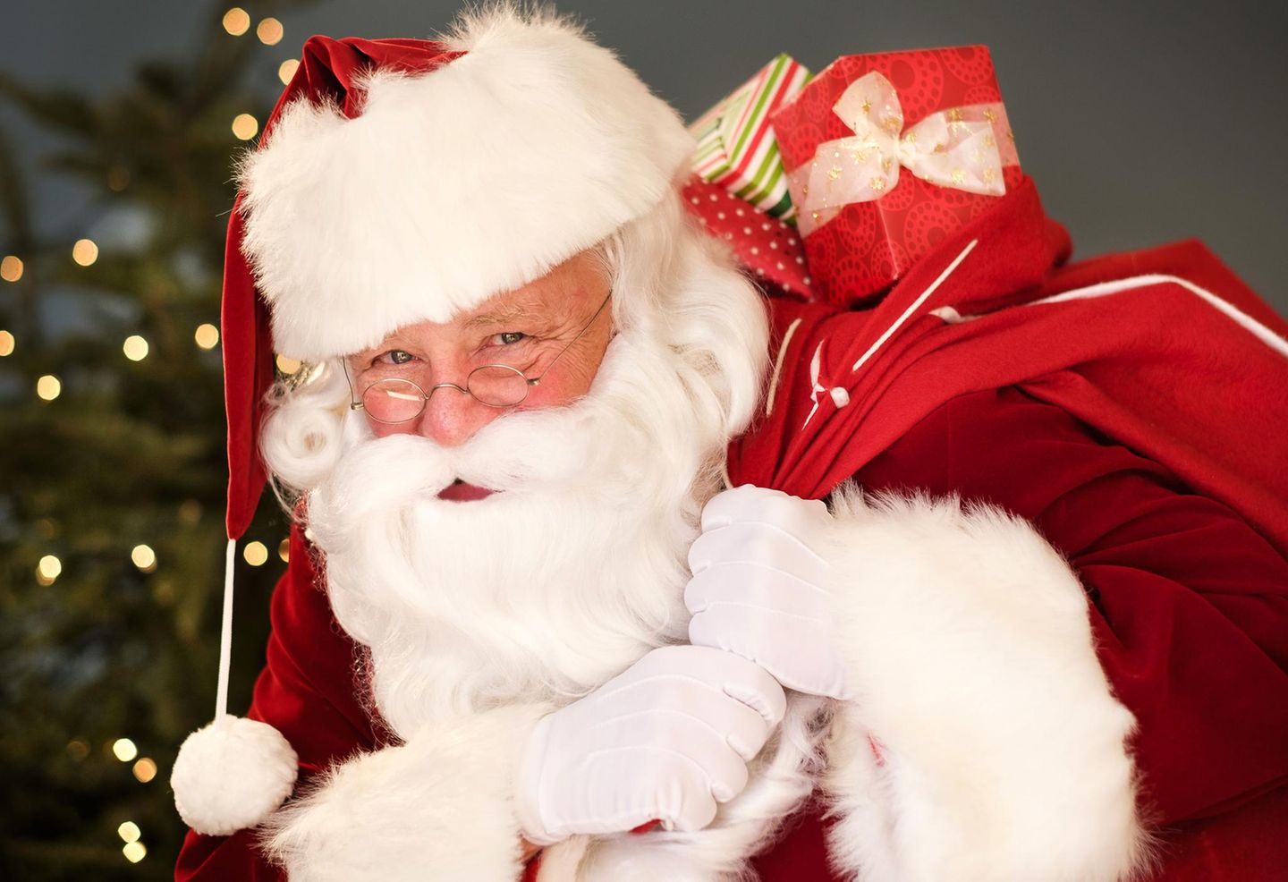 Moderne Weihnachtsmänner müssen mehr Geschenke schleppen als früher