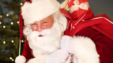 Moderne Weihnachtsmänner müssen mehr Geschenke schleppen als früher