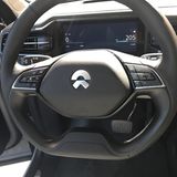 Das Lenkrad ist unten abgeflacht