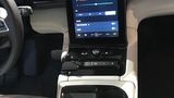 Tesla lässt grüßen: ein großes Tablet in der Mitte des Autos